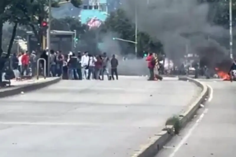 Protesta en Av. Caracas con 1° de Mayo colapsa movilidad en Bogotá