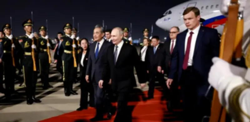 Putin llega a Pekín para reforzar alianza con Xi tras visita de Trump