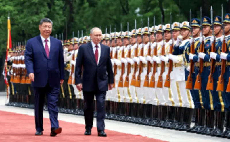 Putin y Xi Jinping revisan guardia de honor en Pekín