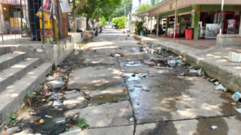Reboses de aguas servidas alarman a residentes de Los Almendros en Cartagena