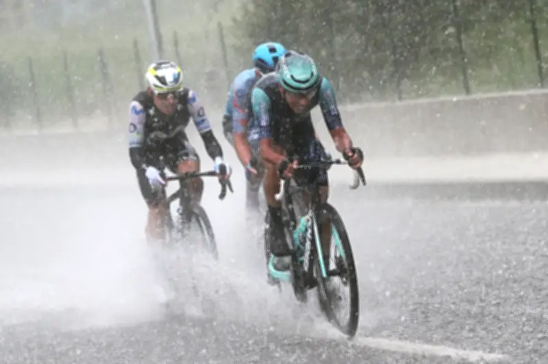 Revolcón en el Giro: fuga ganó y dejó a favoritos a más de 7 minutos