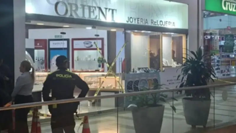 Robo millonario en joyería de Unicentro Pereira: cuatro hombres armados