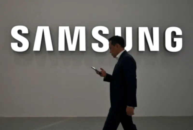 Samsung niega uso no autorizado de imagen de Dua Lipa en cajas de TV
