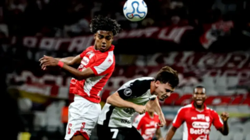 Santa Fe podría ser sancionado por gestos racistas de hinchas ante Corinthians