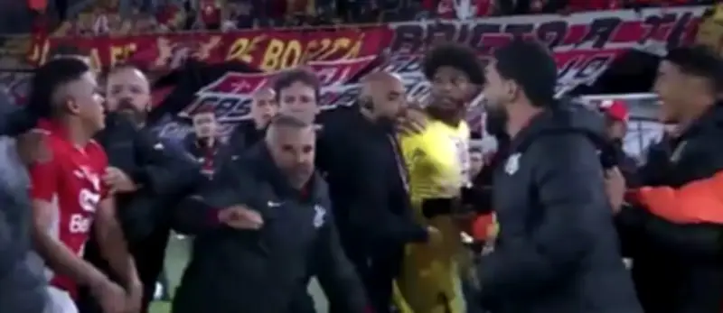 Santa Fe y Corinthians igualan 1-1 en un partido que termina en trifulca