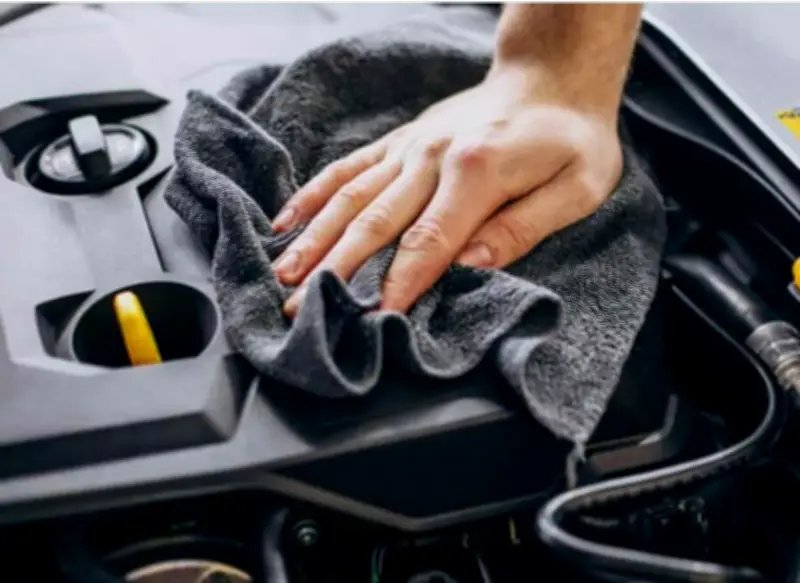 ¿Se debe lavar el motor del carro? Esto dicen los expertos