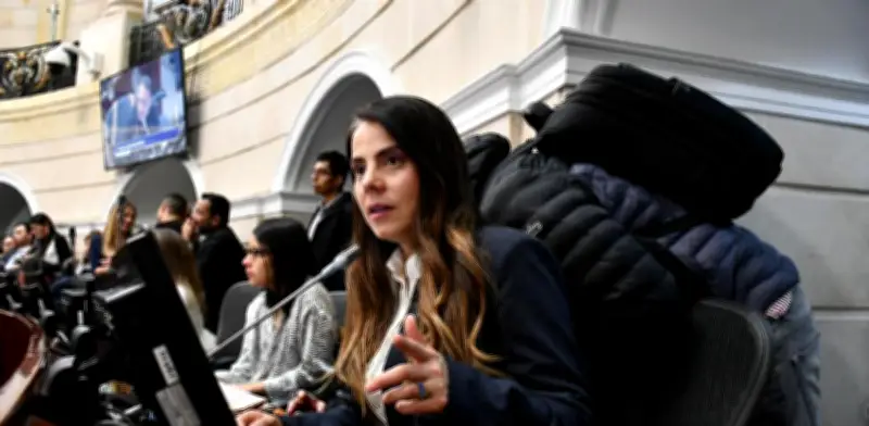 Senadora Esmeralda Hernández critica lentitud del Congreso y riesgo de hundimiento de proyectos