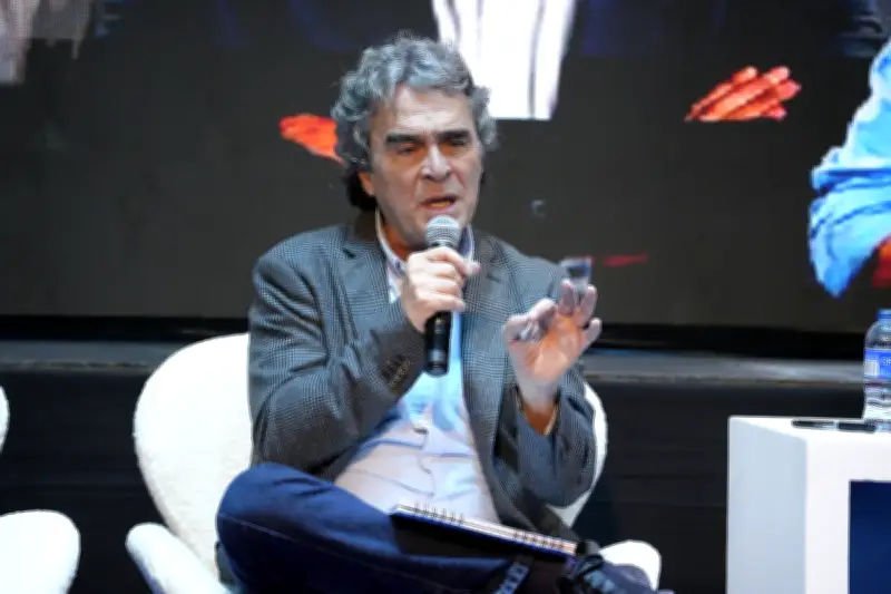 Sergio Fajardo se molesta con periodista en conversatorio por pregunta sobre corrupción en salud