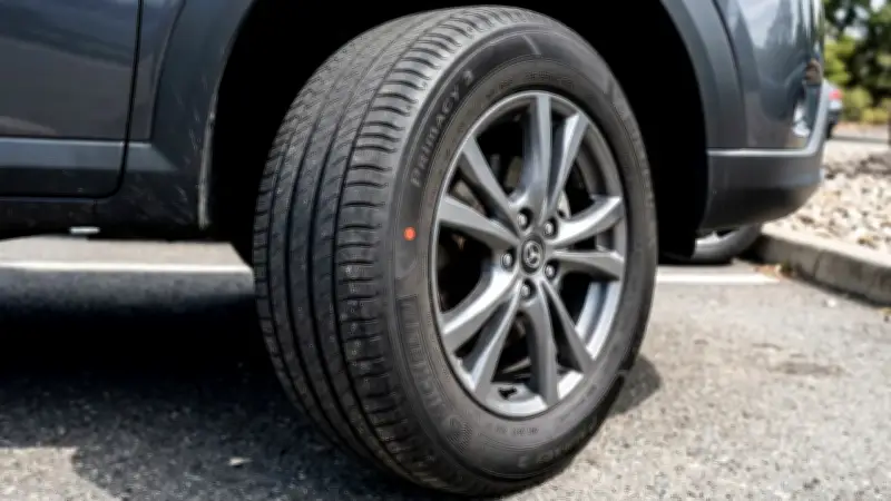 Significado del punto rojo en las llantas de los carros