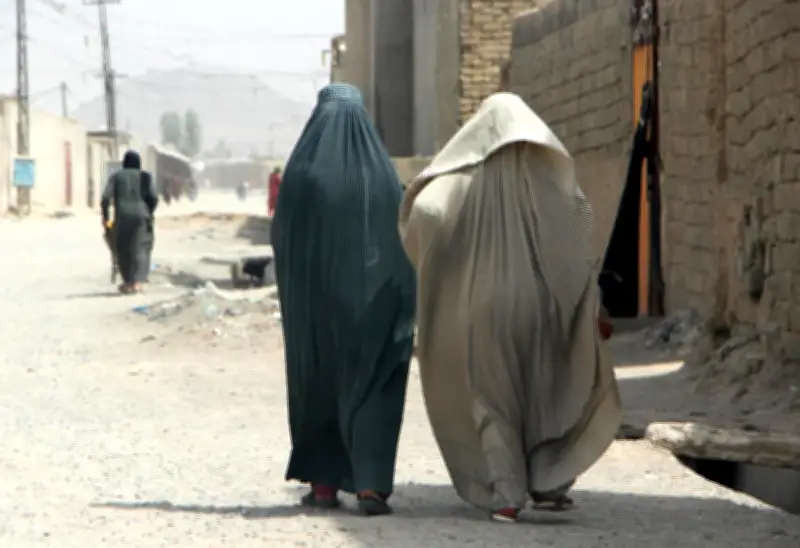 Talibanes legalizan matrimonio infantil y limitan anulación para niñas