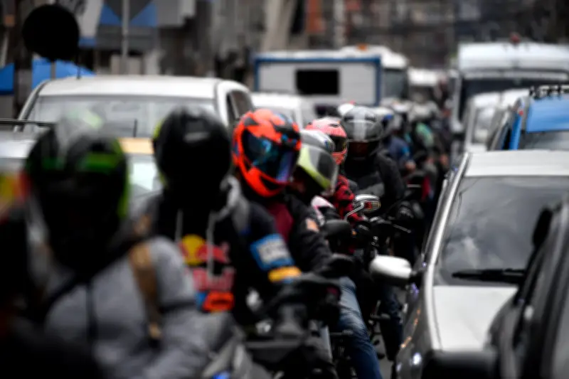 Trancones en Venecia sur de Bogotá por obras del puente av 68 con autopista sur