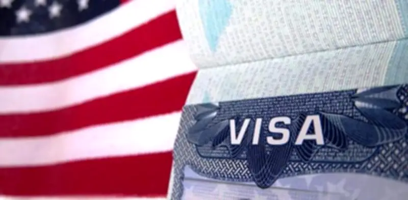 Trump firma orden ejecutiva para que bancos revisen estatus migratorio