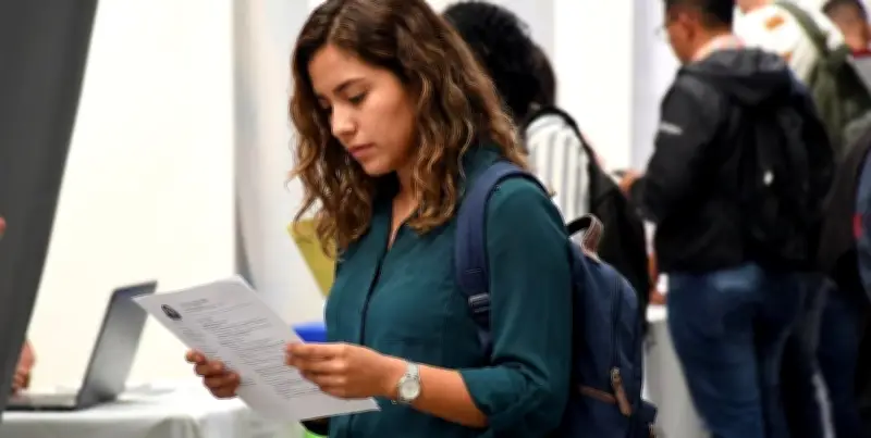 Universitarios en Colombia: barreras de experiencia y empleo informal en vacaciones