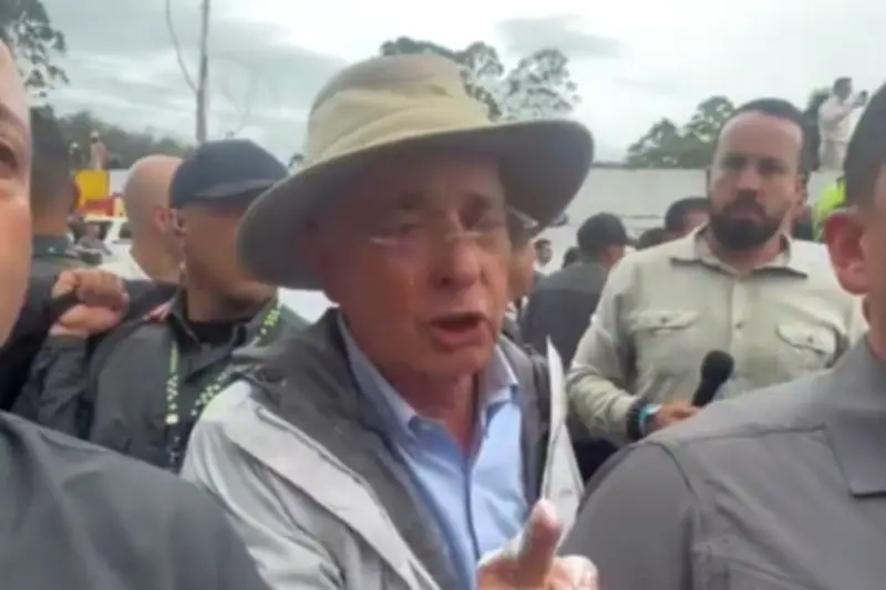 Uribe denuncia vandalismo en su finca y acusa a Iván Cepeda de orquestar ataque