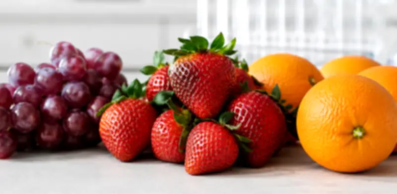 Uvas, fresas y naranjas lideran la lista de frutas con más pesticidas en Europa, según estudio de la EFSA