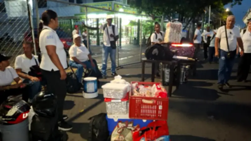 Vendedores protestan en el Pascual Guerrero por nuevo contrato del América