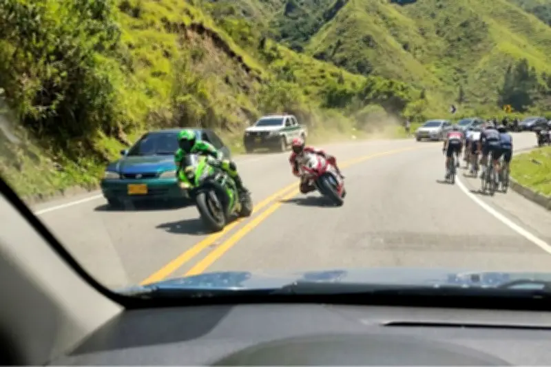 Video denuncia piques ilegales de motos en la vía Bogotá-La Mesa