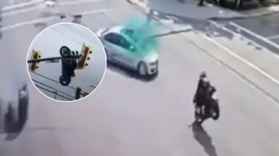 Accidente en Canadá: moto queda colgada de un semáforo tras choque