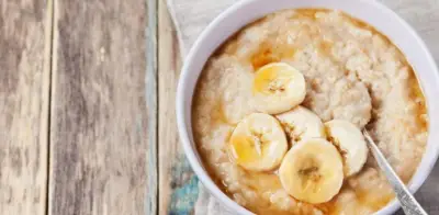 Avena trasnochada con banano: desayuno viral rico en proteína