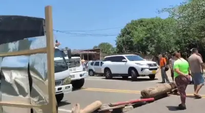 Bloqueo en Vía al Mar por protesta de trabajadores en Loma de Arena
