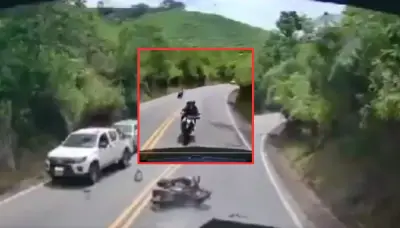 Choque entre moto y tractomula en Antioquia: cámara captó el impacto