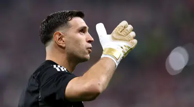 Dibu Martínez jugó final de Europa League con dedo fracturado