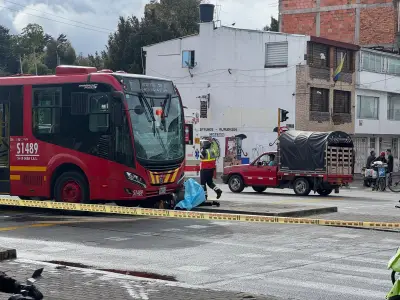 Dos motociclistas fallecen tras chocar con buses de TransMilenio y SITP en Bogotá