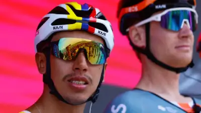 Egan Bernal sufre en etapa 4 del Giro de Italia 2026 pero se mantiene cerca del liderato