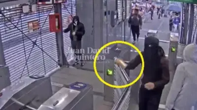Encapuchados vandalizan estación de Transmilenio en Bogotá para evadir pago