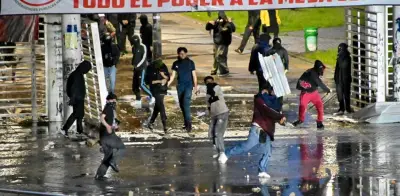 Enfrentamientos entre encapuchados y UNDMO cerca de la Universidad Nacional en Bogotá