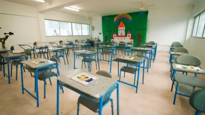 Escuela rural en Córdoba abre sexto grado con pupitres reciclados