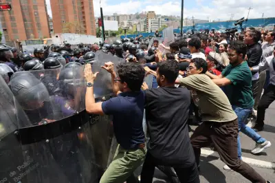 Estudiantes venezolanos bloquean Caracas en protesta por muerte de preso político y su madre
