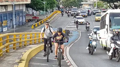 Fin a la 'recocha' en ciclorrutas: ley define qué motos pueden circular y las multas