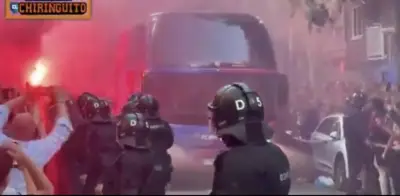 Hinchas del Barcelona apedrean su propio bus por error en clásico español
