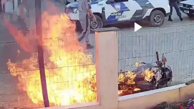 Hombre quema su moto y a su madre en Brasil
