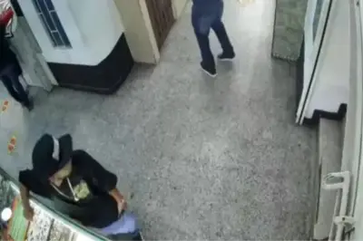 Ladrones disfrazados de policías roban joyería en Bogotá y hieren a dueño