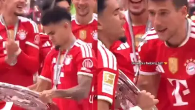 Luis Díaz levanta al revés el título de la Bundesliga y causa risas