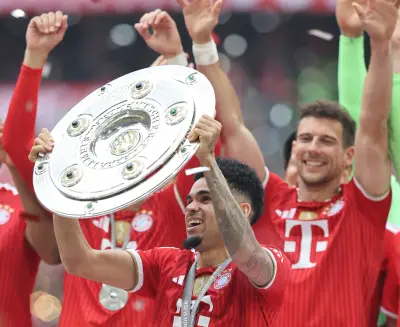 Luis Díaz y el cómico error al levantar el trofeo de la Bundesliga