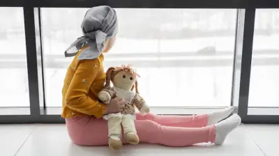 Madre en riesgo de feminicidio denuncia fallas de EPS con su hija con leucemia
