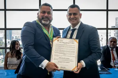 Médico peruano recibe máxima condecoración en Santander por labor social