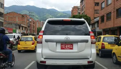 Multas de hasta $32 millones por placas rojas en Colombia