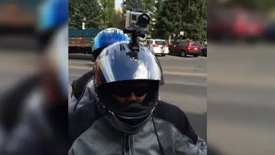 Multas por cámaras en cascos de moto: reglas y sanciones en Colombia