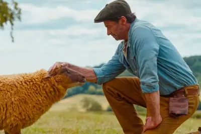 Nicholas Braun y el poder de la inclusión en 'The Sheep Detectives'