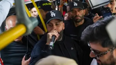 Nicky Jam sorprende a usuarios de TransMilenio en Bogotá y anuncia concierto