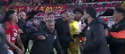 Santa Fe y Corinthians igualan 1-1 en un partido que termina en trifulca