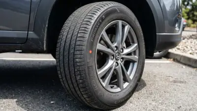 Significado del punto rojo en las llantas de los carros