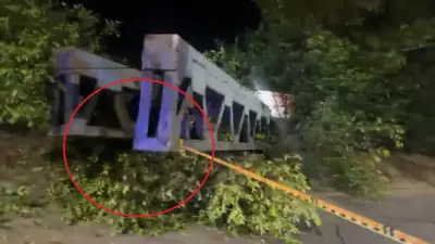 Tragedia vial en Girón: tractomula tumba puente peatonal y mata a motociclista
