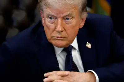 Trump insiste en negociaciones con Irán tras ataques en el estrecho de Ormuz