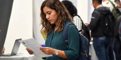 Universitarios en Colombia: barreras de experiencia y empleo informal en vacaciones