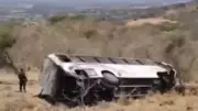 Accidente en México: autobús turístico volcado e incendiado deja 11 muertos